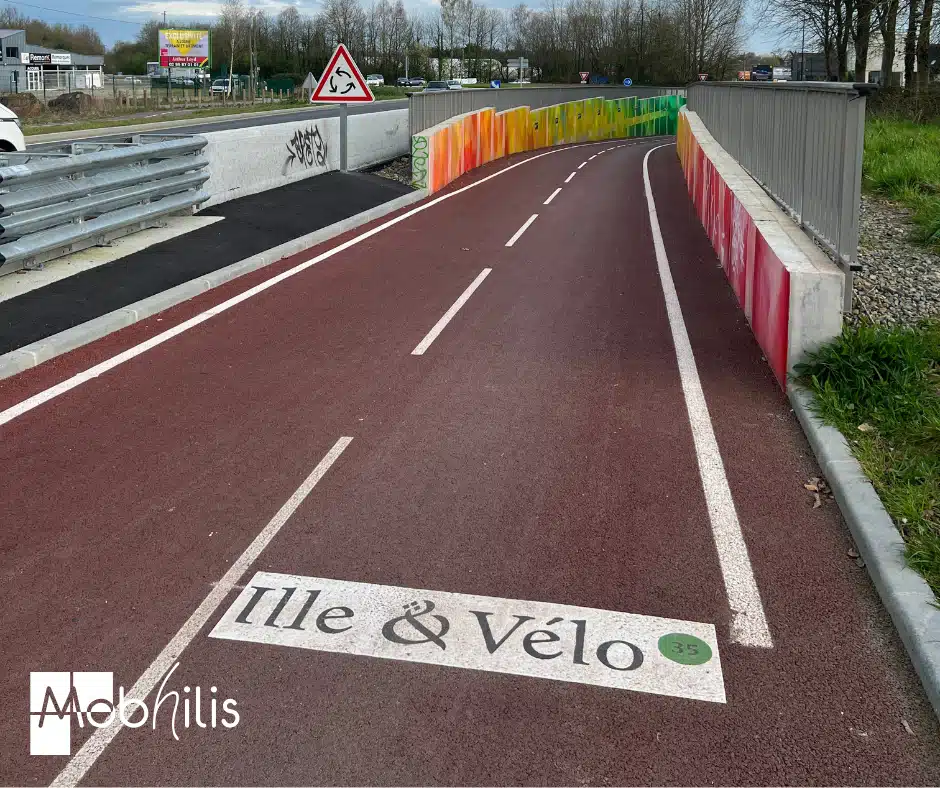 piste cyclable avec bande blanche continues réalisée par le CD35